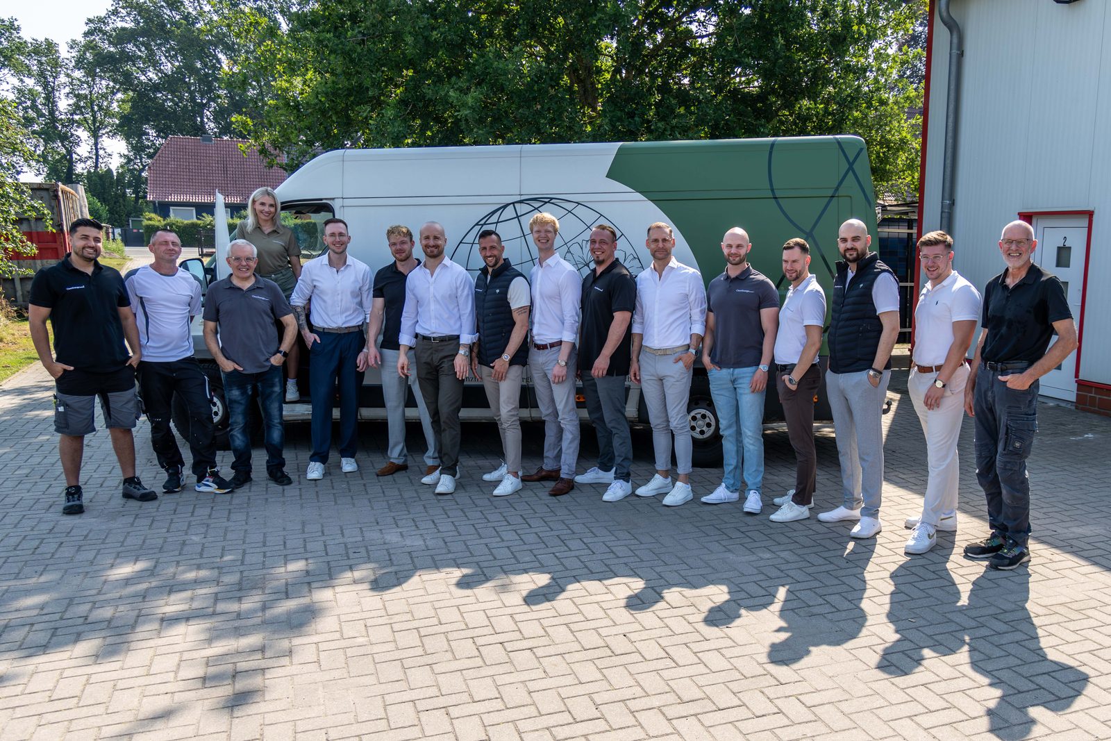 Das Team von CleanEnergySystems vor dem Firmentransporter